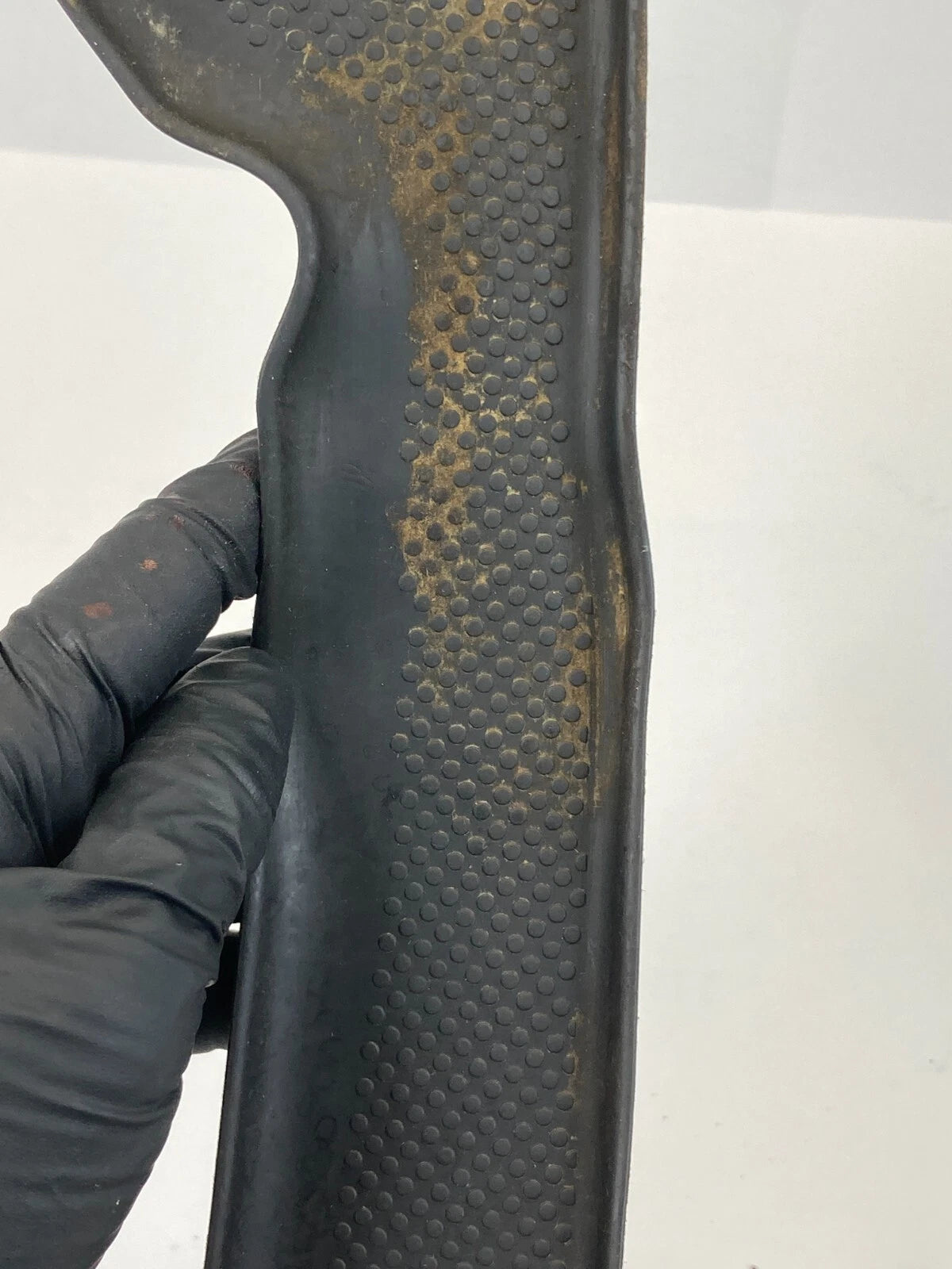 2012-2014 VOLKSWAGEN PASSAT FRONT LEFT SIDE STORAGE RUBBER INSERT MAT 561868133