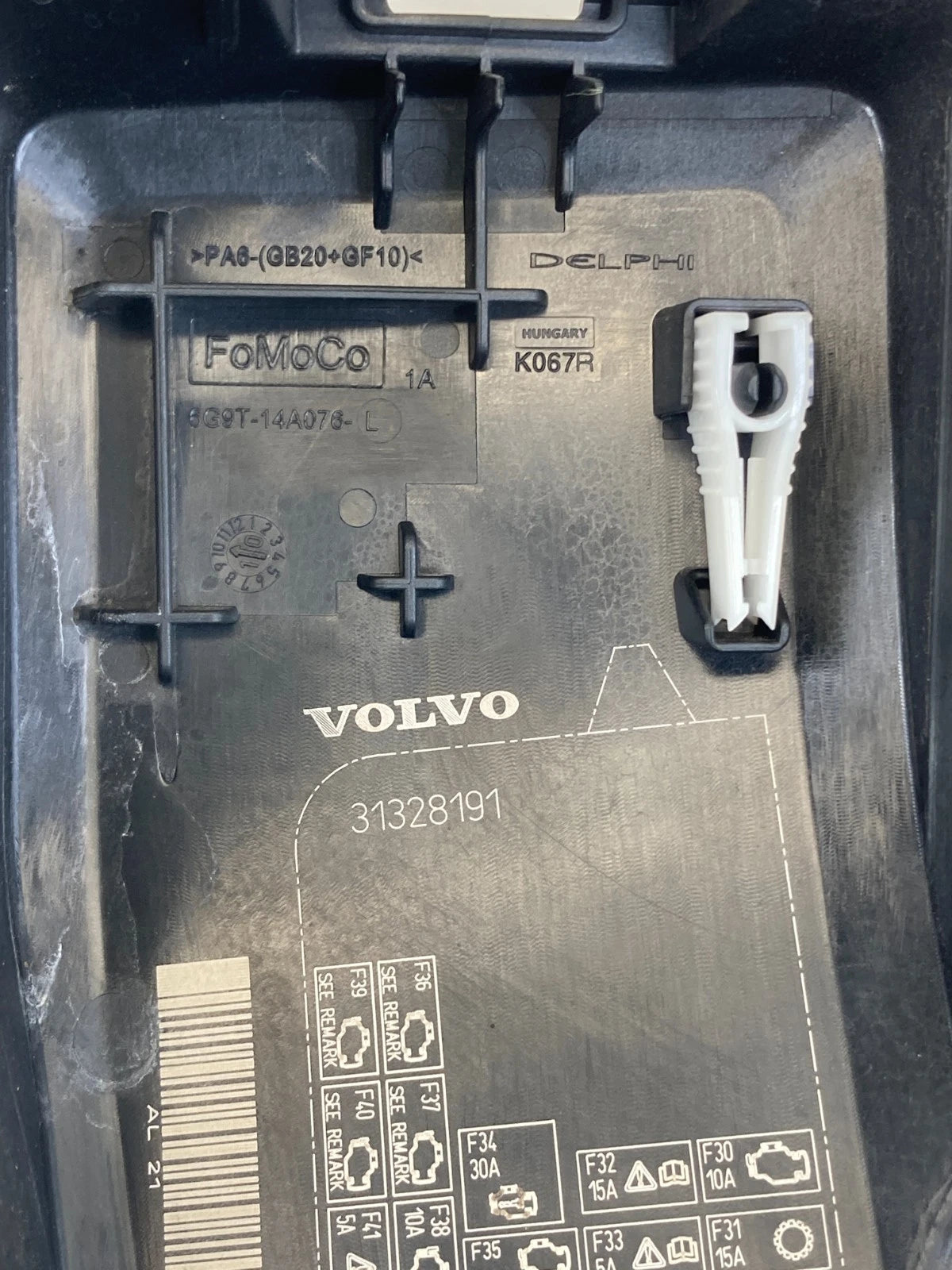 2012 Volvo S60 T5 2011 Volvo S80 Engine Fuse Relay Box Cover Lid 31328191 OEM