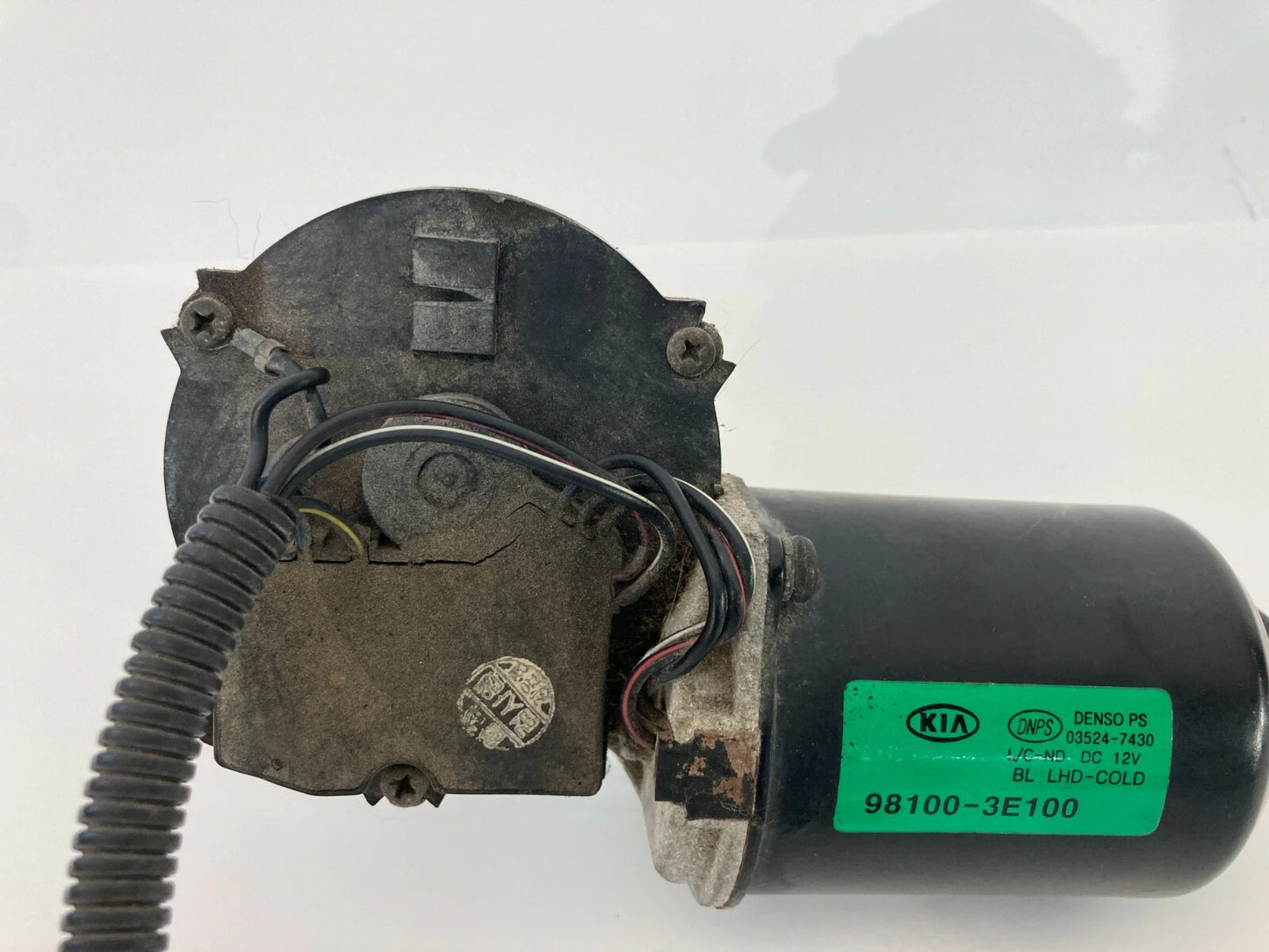 2003-2006 KIA SORENTO FRONT WINDSHIELD WIPER MOTOR ASSEMBLY OEM 98100-3E100