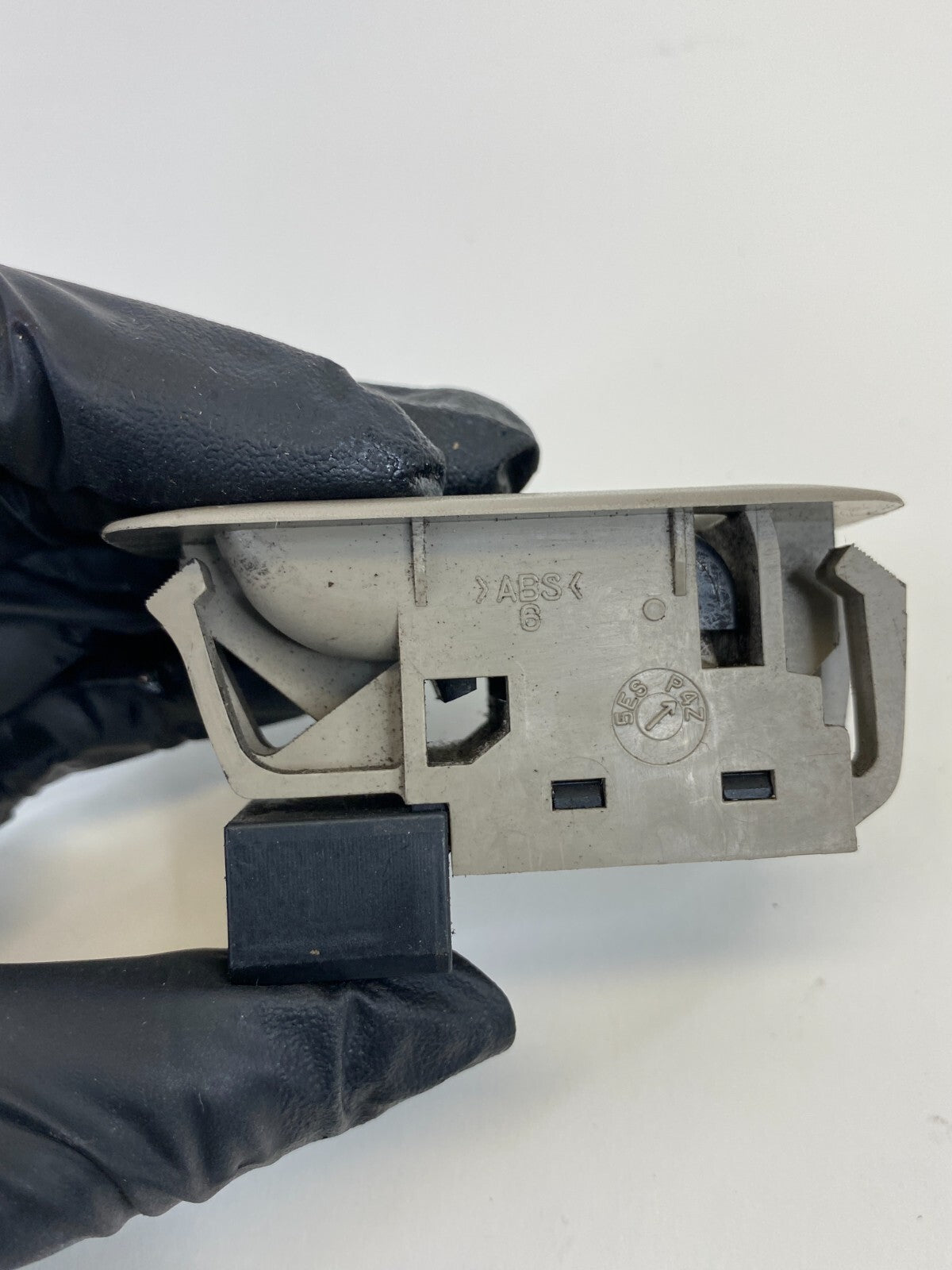 2002-2006 Suzuki XL-7 Rear Left Side Door Power Window Switch 37995-75F0 OEM