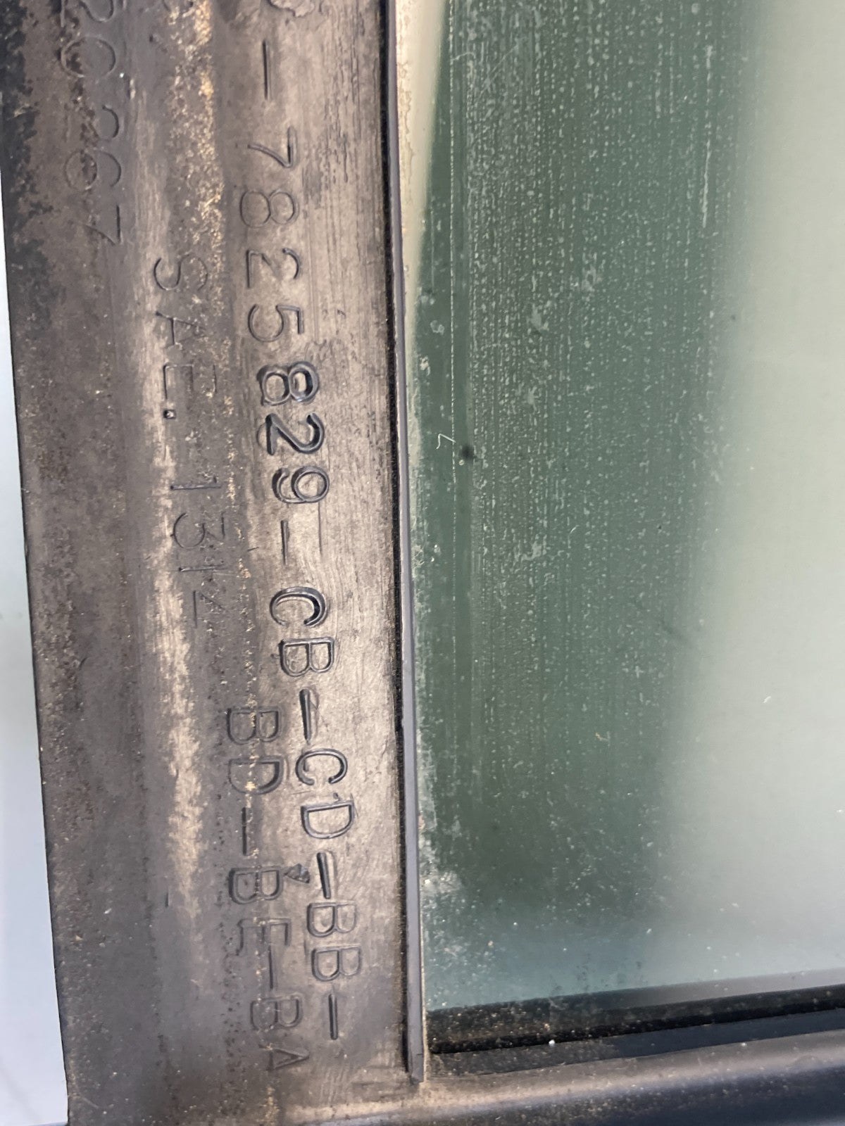 2003 04 05 2006 Lincoln Navigator Rear Left Back Door Side Vent Window Glass