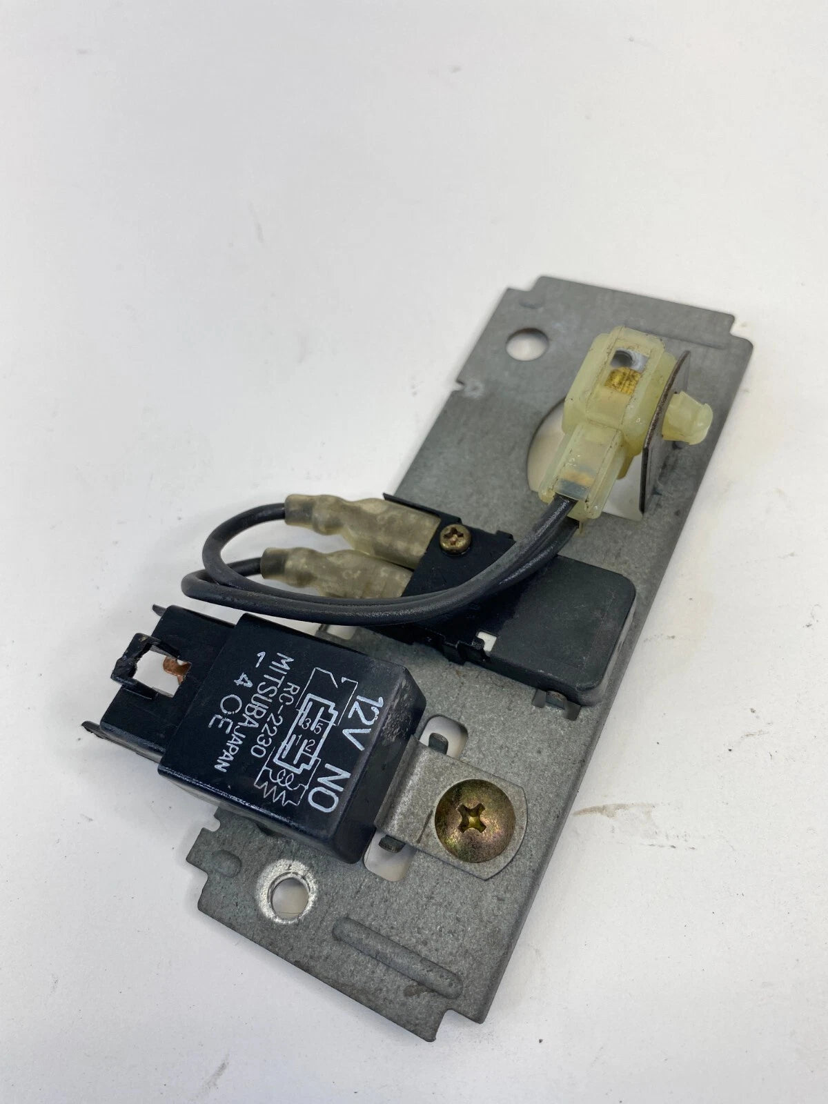 1995 1996 SUBARU LEGACY SEDAN & WAGON POWER WINDOW RELAY W BRACKET OEM