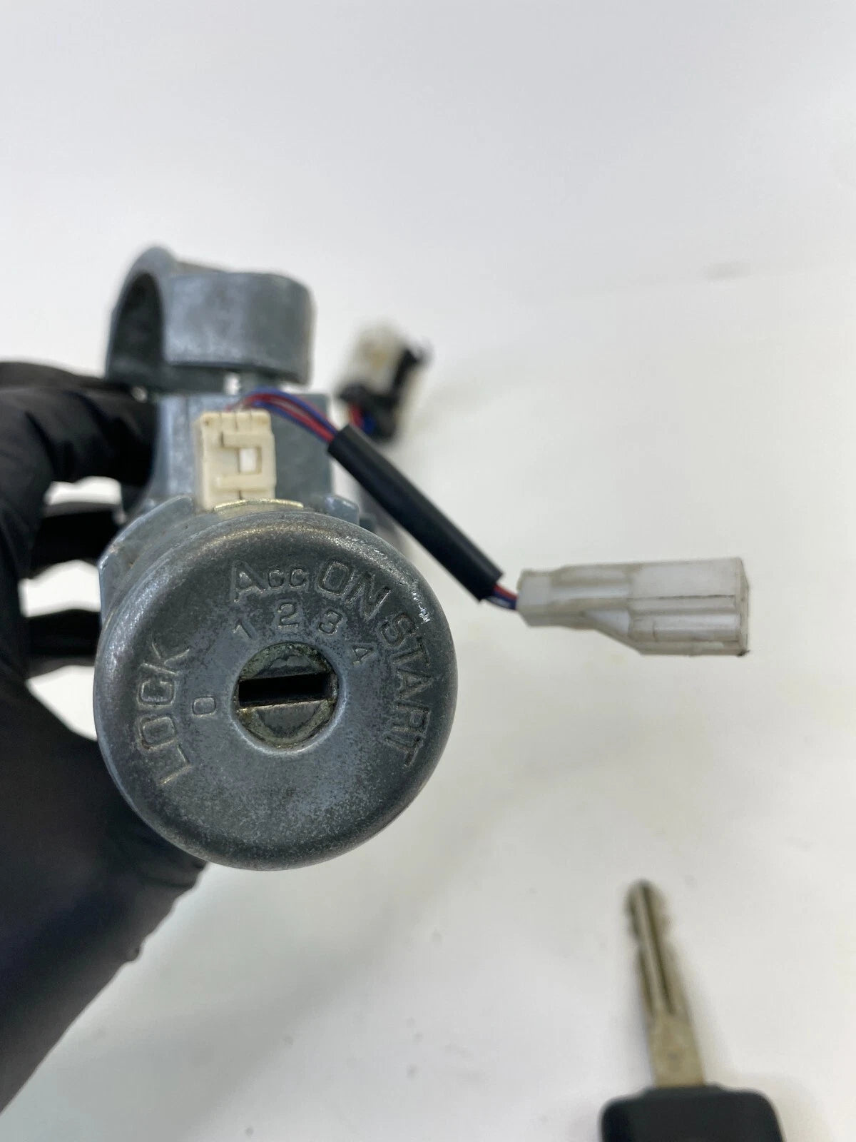 2004 04 Nissan Xterra 3.3L 12V 4WD AT Ignition Switch Lock Cylinder & Key OEM