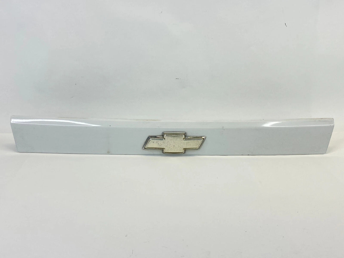 07-11 CHEVY AVEO 5 AVEO5 HATCHBACK REAR TRUNK LICENSE PLATE MOLDING LIGHT EMBLEM